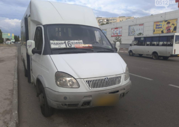 Маршрутчик едва не сбил мужчину с ребенком на пешеходном переходе в Николаеве. Отец догнал обидчика и вызвал полицию