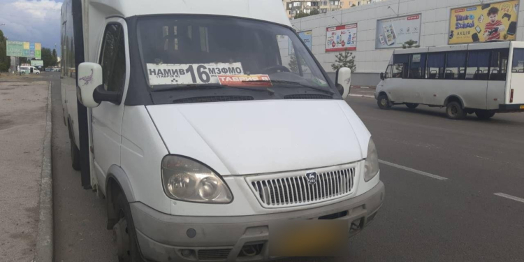 Маршрутчик едва не сбил мужчину с ребенком на пешеходном переходе в Николаеве. Отец догнал обидчика и вызвал полицию