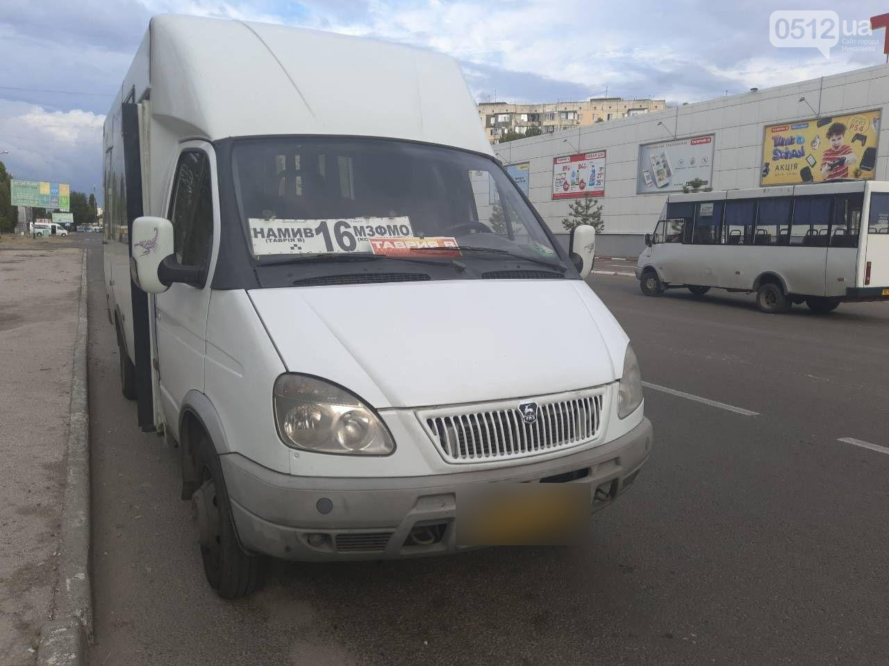 Маршрутчик едва не сбил мужчину с ребенком на пешеходном переходе в Николаеве. Отец догнал обидчика и вызвал полицию