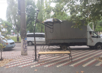 «Скамейку с зонтом» в Николаеве восстановили и укрепили