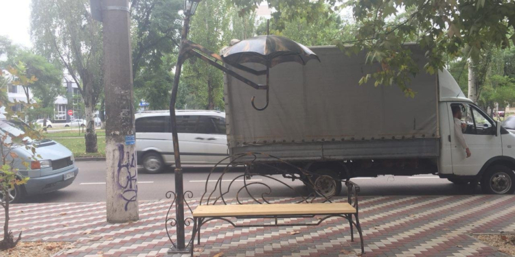 «Скамейку с зонтом» в Николаеве восстановили и укрепили
