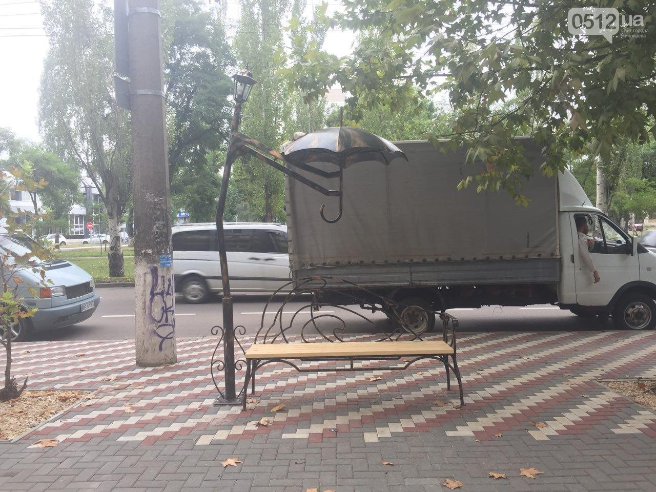 «Скамейку с зонтом» в Николаеве восстановили и укрепили