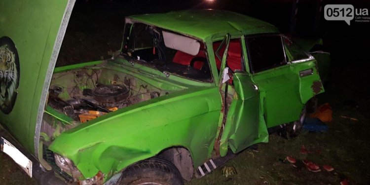 Под Николаевом “Москвич” слетел в кювет. Трех человек в тяжелом состоянии увезли в больницу