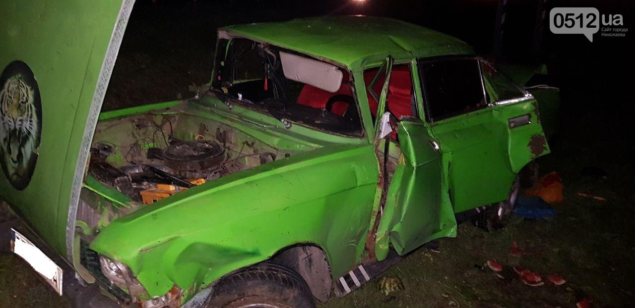 Под Николаевом “Москвич” слетел в кювет. Трех человек в тяжелом состоянии увезли в больницу