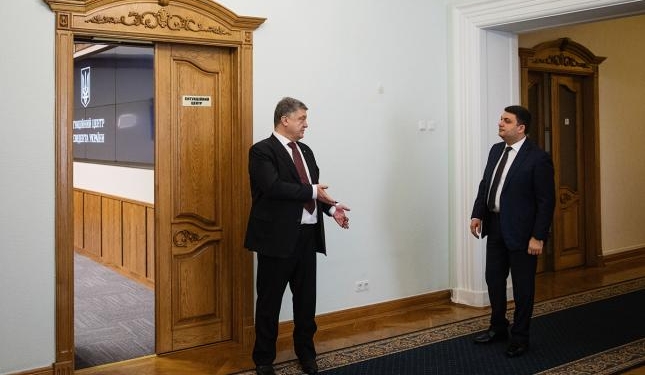 Под политическим одеялом Кабмина и АП. Что на самом деле скрывается за отставкой Продана