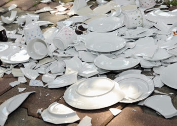 В Днепре на день города разбили 5 тысяч тарелок – на счастье