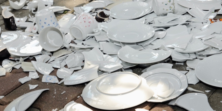 В Днепре на день города разбили 5 тысяч тарелок – на счастье