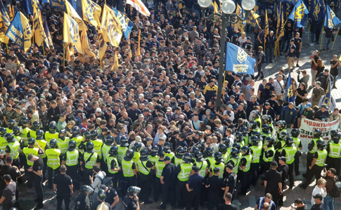 Под Радой начались столкновения между Нацдружинами  полицией