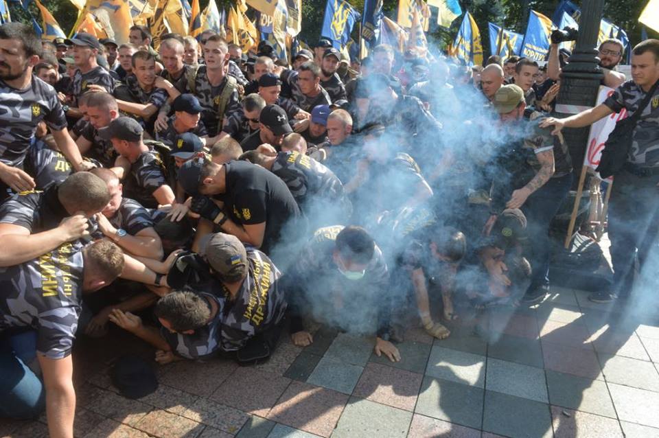 Под Радой начались столкновения между Нацдружинами полицией 2