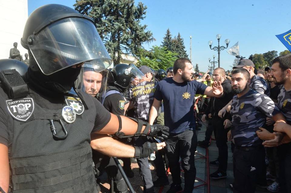 Под Радой начались столкновения между Нацдружинами полицией 6