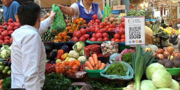 «Пучок укропа – за крипту»: На Бессарабском рынке теперь можно рассчитываться криптовалютами