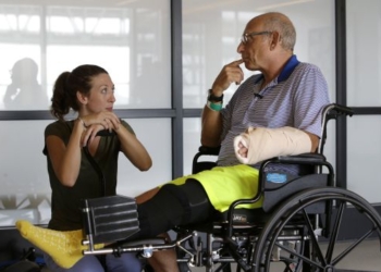 Старый американский врач отбился от акулы кулаками – знал, куда бить из телепрограмм