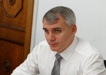 Мэр Николаева пояснил, зачем ему нужны странички чиновников в Фейсбук, и попросил сообщать о наклейках на окнах «от Игоря Дятлова» в полицию