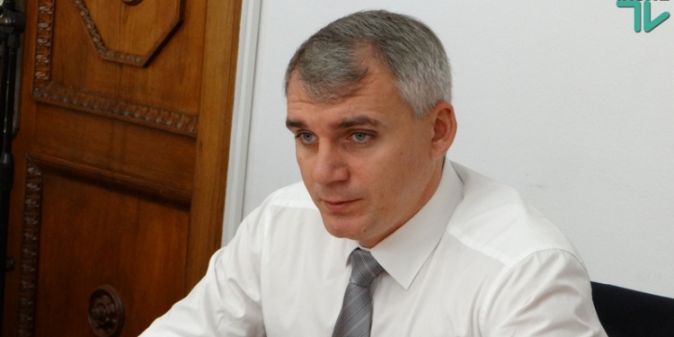 Мэр Николаева пояснил, зачем ему нужны странички чиновников в Фейсбук, и попросил сообщать о наклейках на окнах «от Игоря Дятлова» в полицию