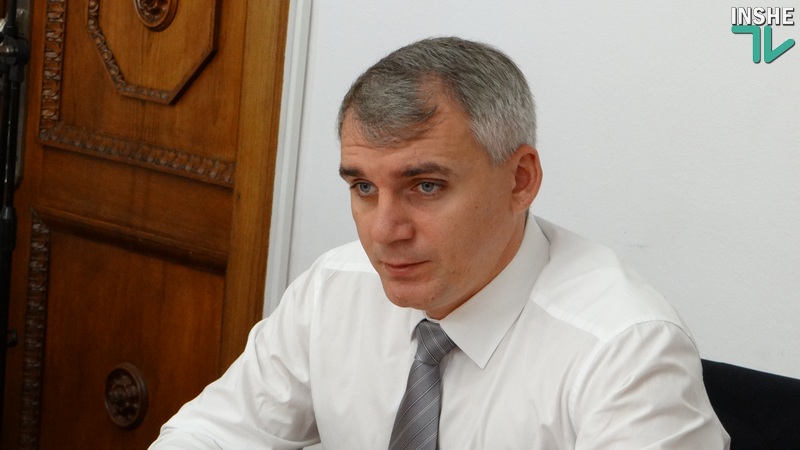 Мэр Николаева пояснил, зачем ему нужны странички чиновников в Фейсбук, и попросил сообщать о наклейках на окнах «от Игоря Дятлова» в полицию 1