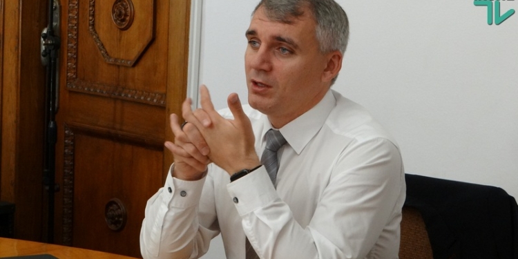 Мэр Николаева пояснил, зачем ему нужны странички чиновников в Фейсбук, и попросил сообщать о наклейках на окнах «от Игоря Дятлова» в полицию