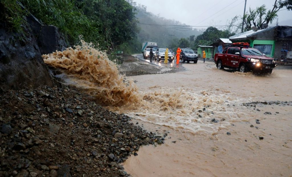 В результате мощного урагана на Филиппинах погибло не менее 12 человек 9