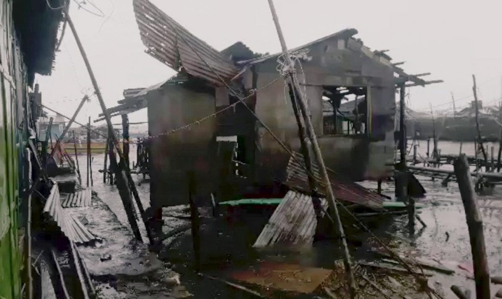 В результате мощного урагана на Филиппинах погибло не менее 12 человек 3