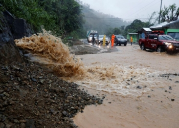В результате мощного урагана на Филиппинах погибло не менее 12 человек