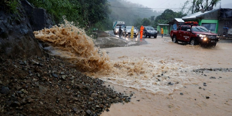В результате мощного урагана на Филиппинах погибло не менее 12 человек
