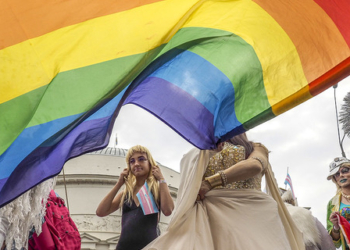 Суд в Румынии признал гей-пары семьями