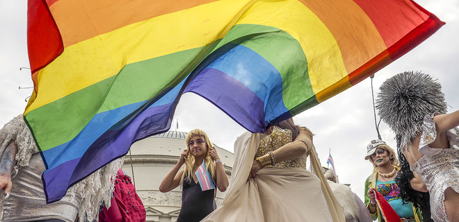 Суд в Румынии признал гей-пары семьями 1