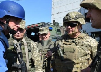 Министр обороны Британии приехал на передовую на Донбасс