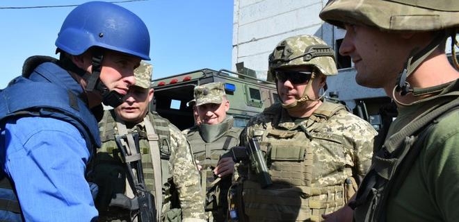 Министр обороны Британии приехал на передовую на Донбасс