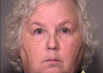 68-летнюю писательницу подозревают в убийстве супруга. Она — автор детектива «Неправильный муж» и эссе «Как убить мужа»