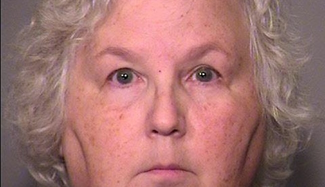 68-летнюю писательницу подозревают в убийстве супруга. Она — автор детектива «Неправильный муж» и эссе «Как убить мужа»