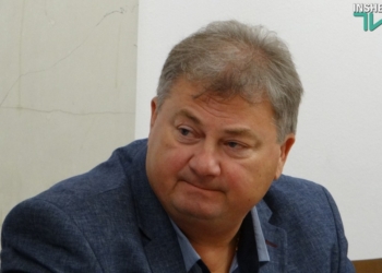 «Не было б там листвы, наверно, землю привезли бы» – Волков прокомментировал выгрузку грузовика мусора у Ингульской администрации и пожаловался на бездействие полиции