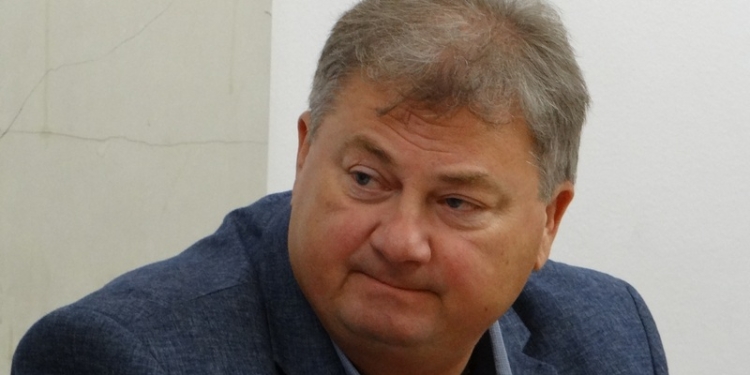 «Не было б там листвы, наверно, землю привезли бы» – Волков прокомментировал выгрузку грузовика мусора у Ингульской администрации и пожаловался на бездействие полиции