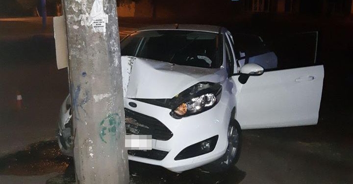 В Николаеве пьяный водитель пытался сбежать от патрульных и врезался в электроопору