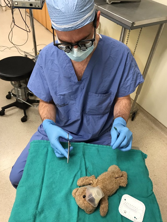 Нейрохирург "прооперировал" плюшевого мишку по просьбе больного ребенка 1