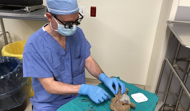 Нейрохирург “прооперировал” плюшевого мишку по просьбе больного ребенка