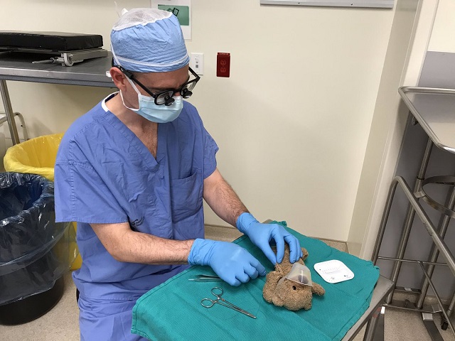 Нейрохирург "прооперировал" плюшевого мишку по просьбе больного ребенка 5