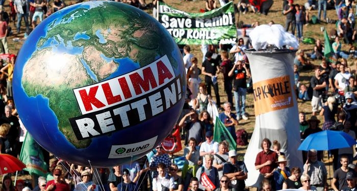 В Германии тысячи людей протестовали против вырубки древнего Гамбахского леса ради угольного карьера