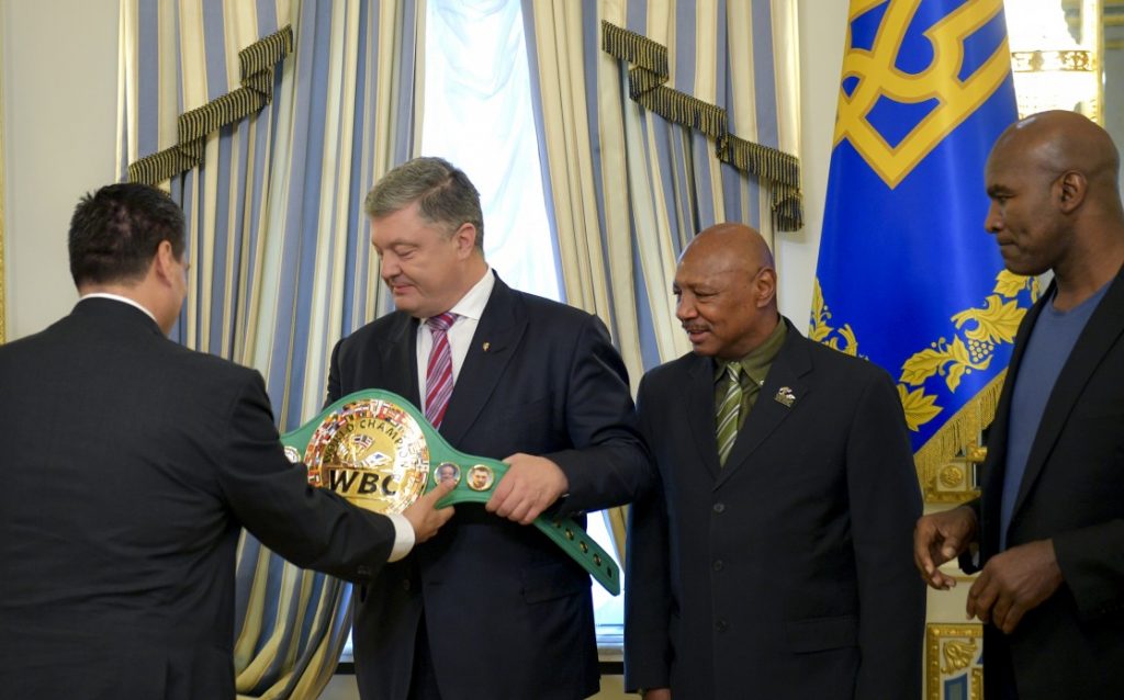 У Петра Порошенко теперь есть пояс чемпиона WBS 1