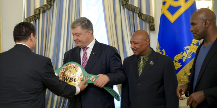 У Петра Порошенко теперь есть пояс чемпиона WBS
