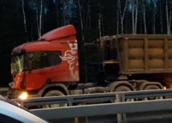 В России легковушка врезалась в грузовик: погибли 5 человек, в том числе трое детей