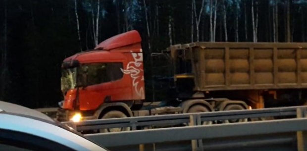 В России легковушка врезалась в грузовик: погибли 5 человек, в том числе трое детей