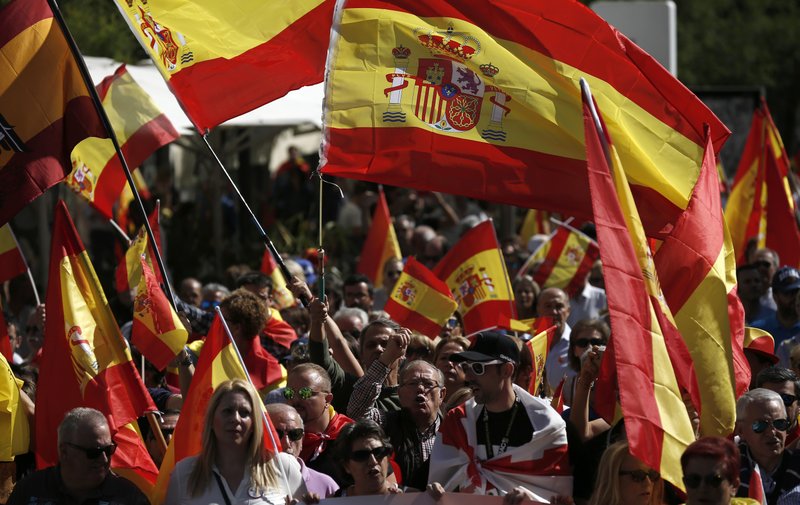 С флагом времен правления Франко: в столице Испании ультраправые вывели несколько тысяч людей на митинг 1