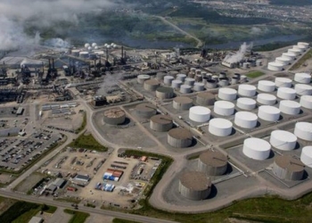 В Канаде горит нефтеперерабатывающий завод