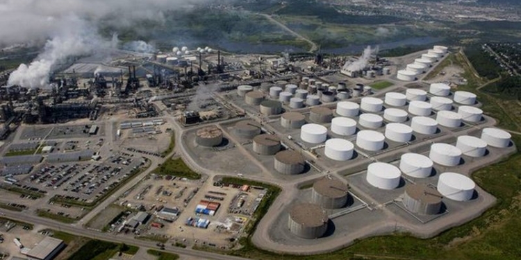 В Канаде горит нефтеперерабатывающий завод