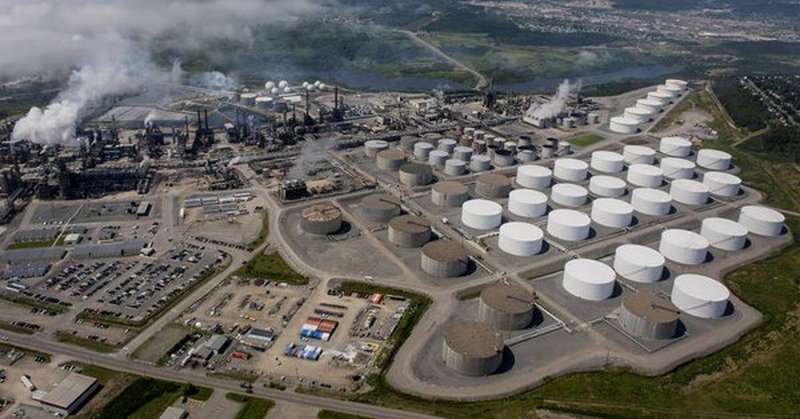 В Канаде горит нефтеперерабатывающий завод 5