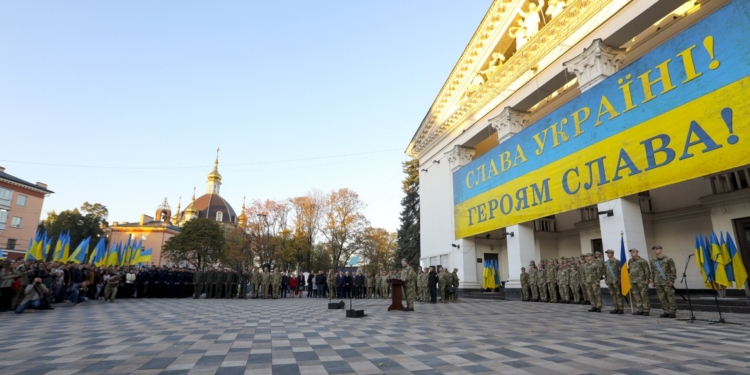 «Слава Україні! – Героям слава!» – теперь такое будет приветствие в ВСУ и Нацгвардии: Президент подписал Закон