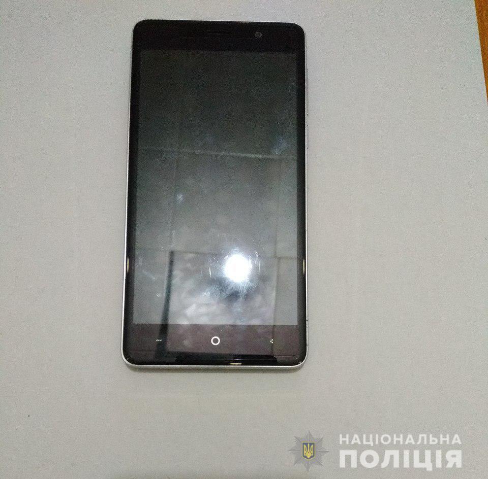 Жители Николаева 19-ти и 16-ти лет, «добывшие» с кастетом мобильный телефон, были пойманы полицией 1