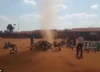 Знак свыше? В Кении мини-торнадо разбросал стулья, приготовленные для религиозного мероприятия