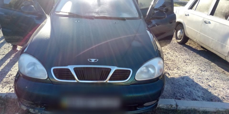 Чтобы угнать машину, житель Первомайска сначала ударил хозяина авто по голове бутылками с вином, а потом угрожал ножом