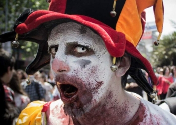 В столице Чили зомби вышли на парад